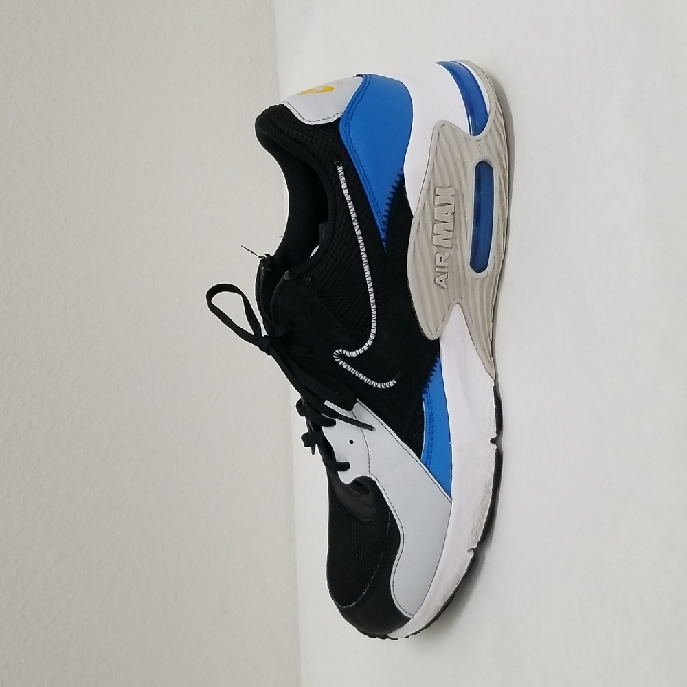 Mens nike air max tennis shoes.